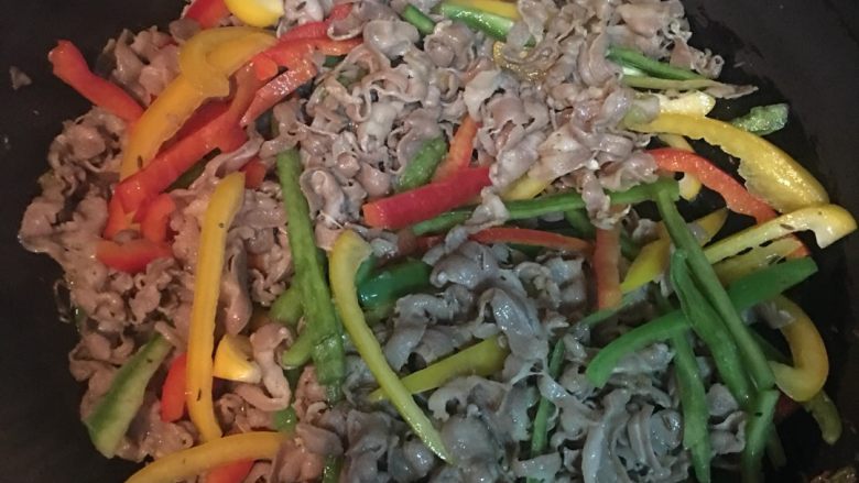 彩椒炒羊肉,加椒和所有调料，翻炒一会儿却可。