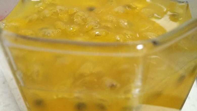 简单美味且排毒养颜的百香果橙汁,百香果直接用勺子挖入杯中。橙子可以用专门的榨汁机榨汁,也可以直接用手把橙汁挤出来。如果直接用手挤橙汁,可以用个晒网过滤果肉。两者混合加些水。