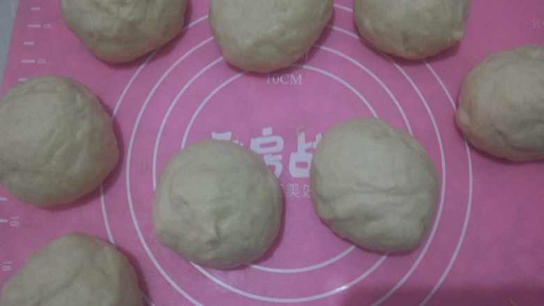 麻花辨面包,发酵好的面团取出排气,分成均匀的八等份。