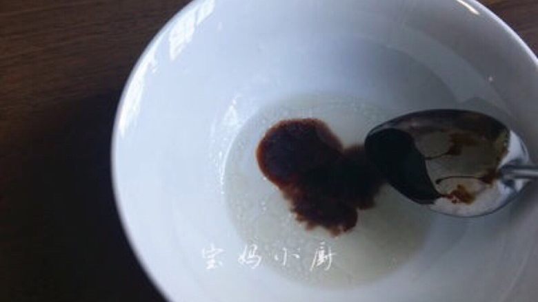 最美不过那碗阳春面,
空碗内加入酱油、盐、<a style='color:red;display:inline-block;' href='/shicai/ 717'>味精</a>、猪油，冲入半碗烧开的清水，冲开调料。