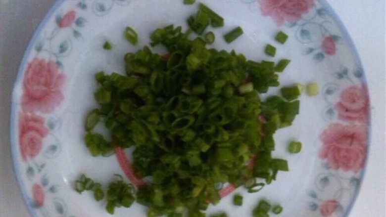 最美不过那碗阳春面,小葱切沫备用。煮锅加入适量清水烧开。