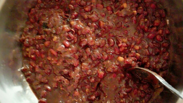 蒸粘豆包,<a style='color:red;display:inline-block;' href='/shicai/ 3607'>红豆</a>放锅中添水大火煮1小时左右,煮烂。
凉后,用勺碾碎