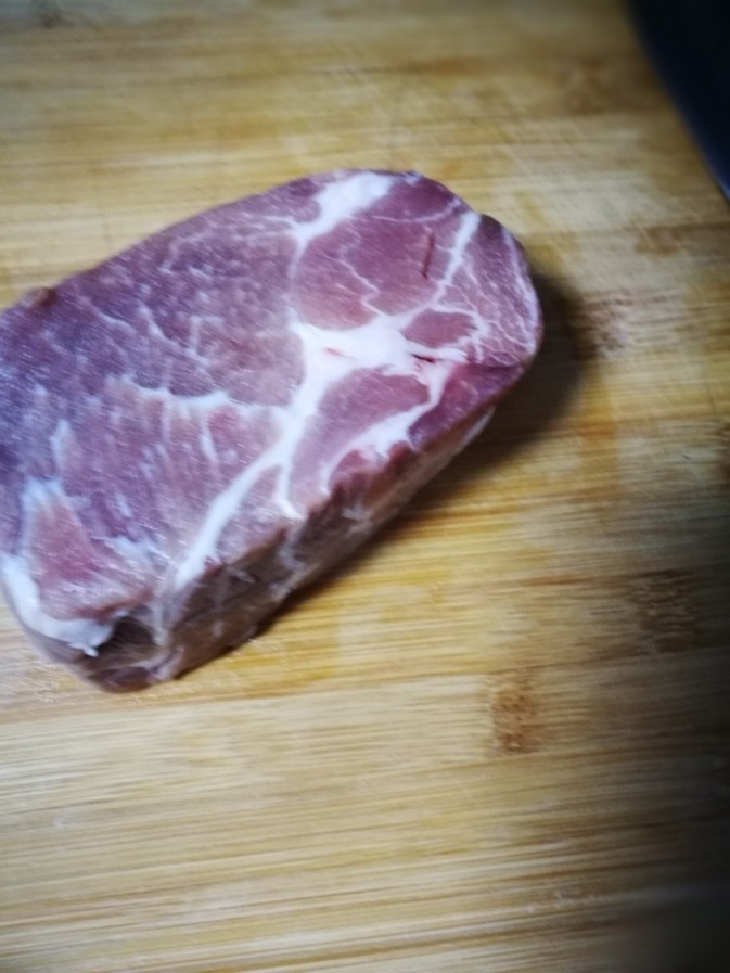 咕咾肉,洗净<a style='color:red;display:inline-block;' href='/shicai/ 211980'>猪梅肉</a>一块。