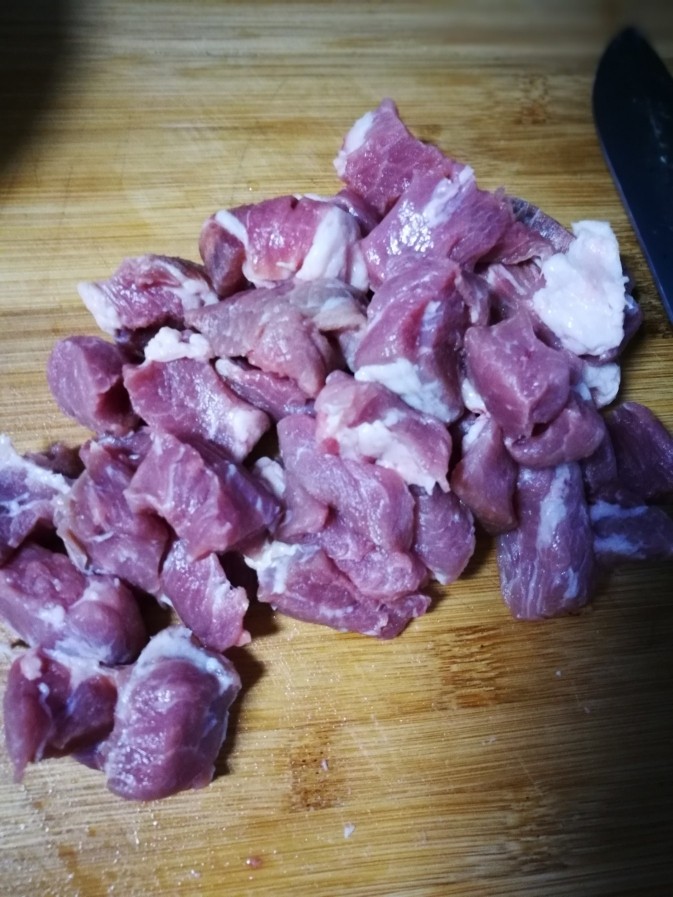 咕咾肉,把肉切小块,不是切丁,要比丁大。