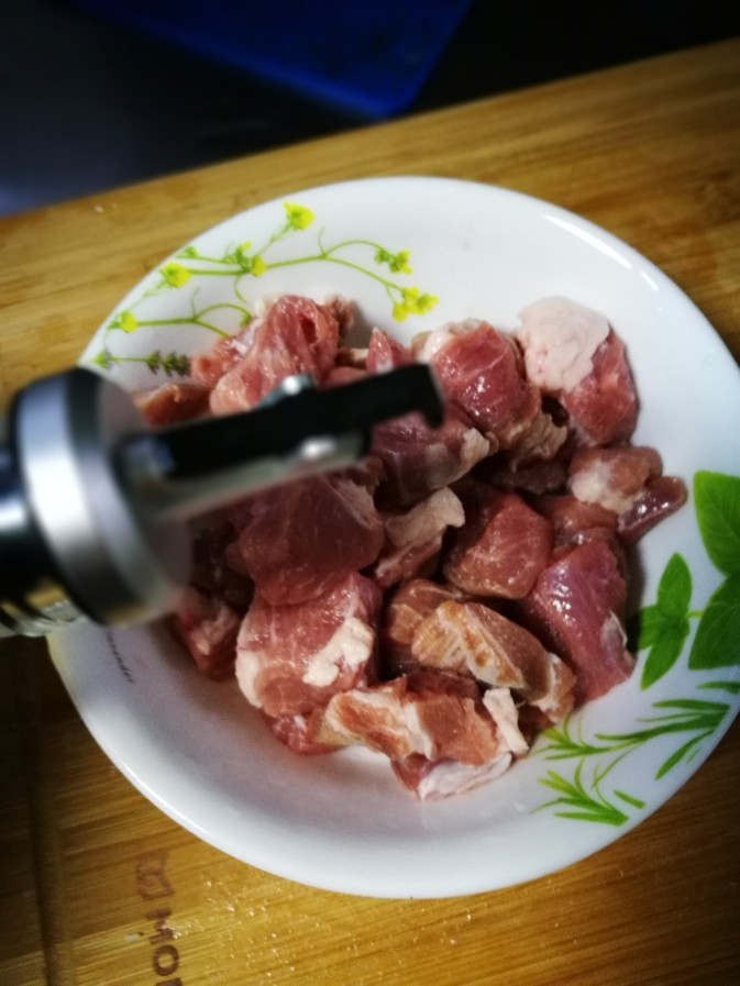 咕咾肉,加入少许<a style='color:red;display:inline-block;' href='/shicai/ 718'>料酒</a>。