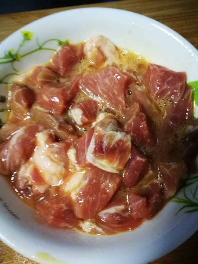 咕咾肉,再加入一个<a style='color:red;display:inline-block;' href='/shicai/ 9'>鸡蛋</a>用手抓匀腌制待用。