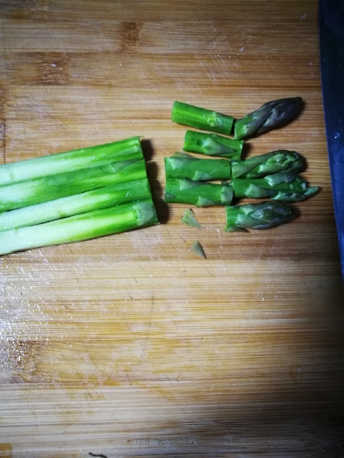 咕咾肉,最好用青椒一个切小块,(因为家里大小爷不爱青椒,无奈用芦笋替代)芦笋去老皮切小段。