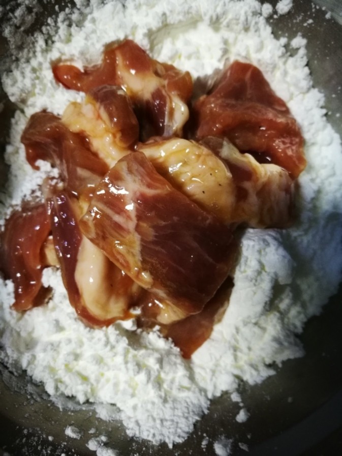 咕咾肉,桨好的肉块裹上生粉。