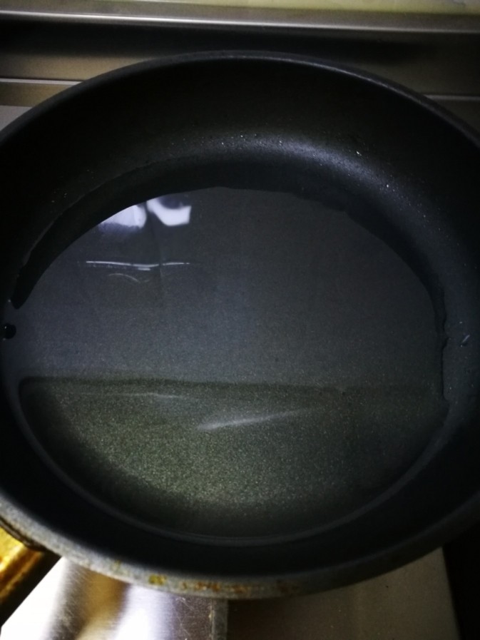 咕咾肉,锅里加入适量油,要多点。(我用的是小平底锅,逐个炸)