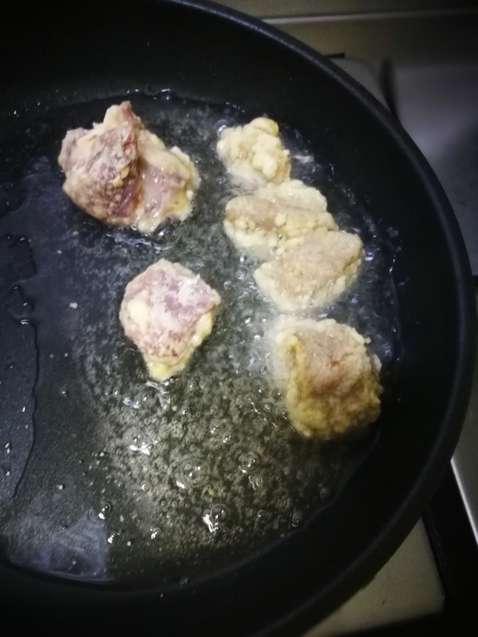 咕咾肉,油温至七成热,下肉块炸。(第一次炸只要两面微黄就可以了)