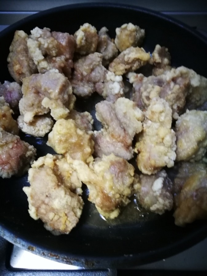 咕咾肉,逐个炸好后,再全部倒入复炸一次。