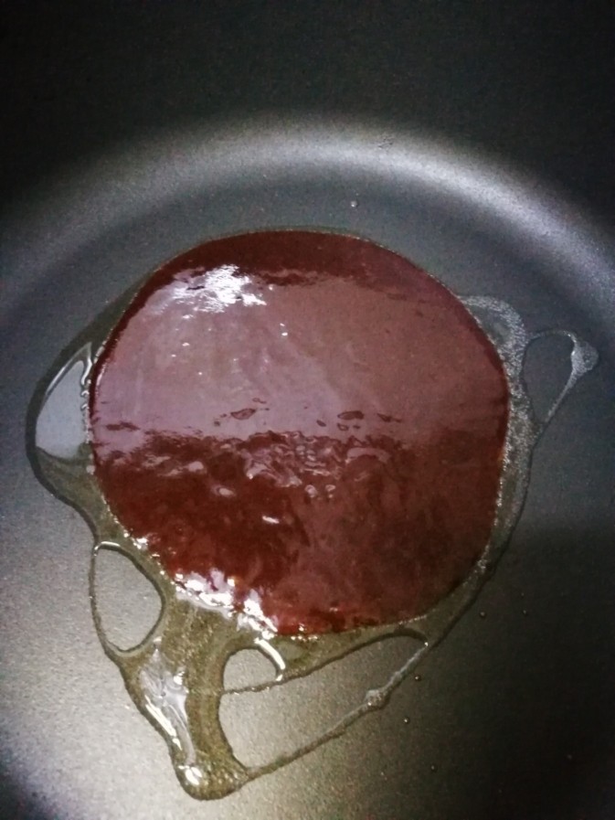咕咾肉,锅里少许油(用底油也可以),下刚才调制的酱汁熬一下。