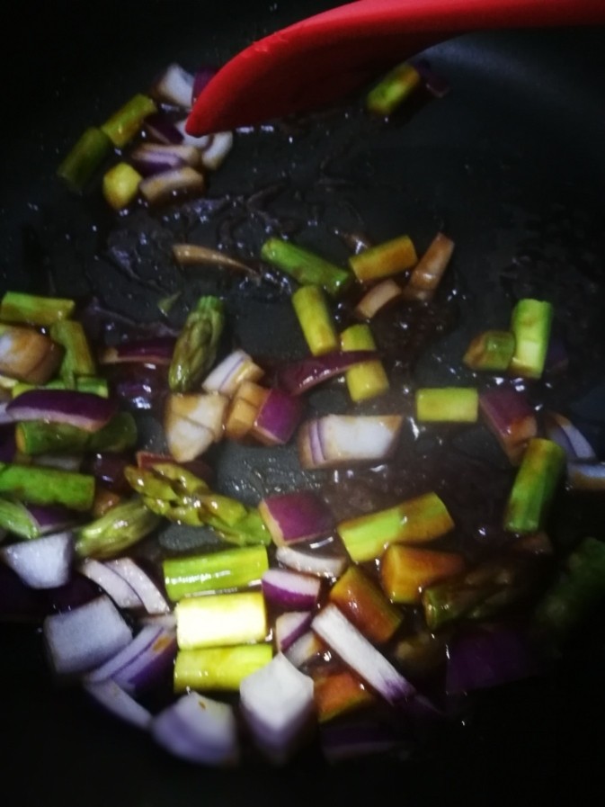 咕咾肉,下芦笋洋葱翻炒。
