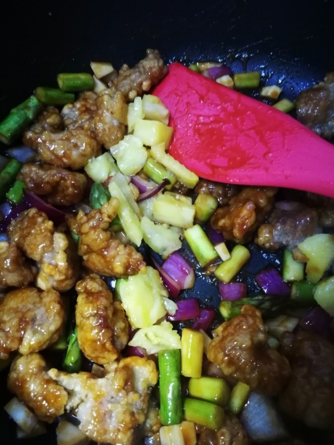 咕咾肉,倒入炸好的肉块和冬笋丁(冬笋丁可不加,因为我是多余一点就胡乱加了哈😄)翻炒几下,让酱汁包裹上肉肉就OK啦。