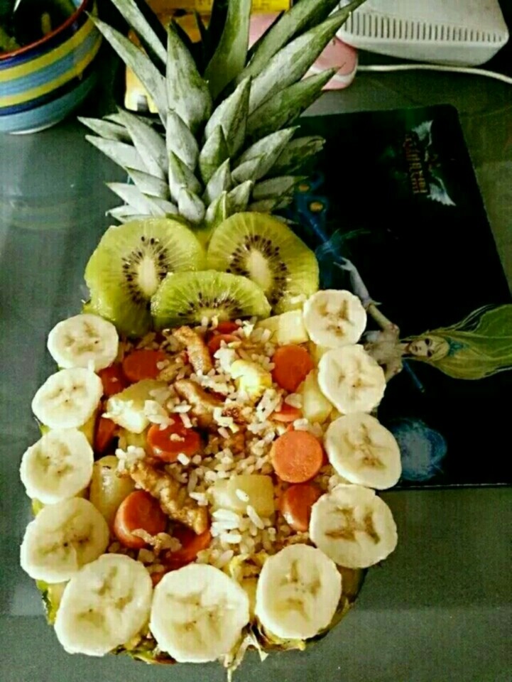 菠萝炒饭,先把<a style='color:red;display:inline-block;' href='/shicai/ 597'>菠萝</a>挖个洞，然后炒<a style='color:red;display:inline-block;' href='/shicai/ 507'>米饭</a>加入<a style='color:red;display:inline-block;' href='/shicai/ 429'>瘦肉</a>和火腿and<a style='color:red;display:inline-block;' href='/shicai/ 597'>菠萝</a>（之所以我的<a style='color:red;display:inline-block;' href='/shicai/ 507'>米饭</a>没有变色，是因为炒时忘了加<a style='color:red;display:inline-block;' href='/shicai/ 597'>菠萝</a>，后来才加的）随后把炒好的饭放入挖好的<a style='color:red;display:inline-block;' href='/shicai/ 597'>菠萝</a>里，然后连整个<a style='color:red;display:inline-block;' href='/shicai/ 597'>菠萝</a>放微波炉里加热几分钟。最后根据个人喜爱在<a style='color:red;display:inline-block;' href='/shicai/ 597'>菠萝</a>边上摆上其他水果。