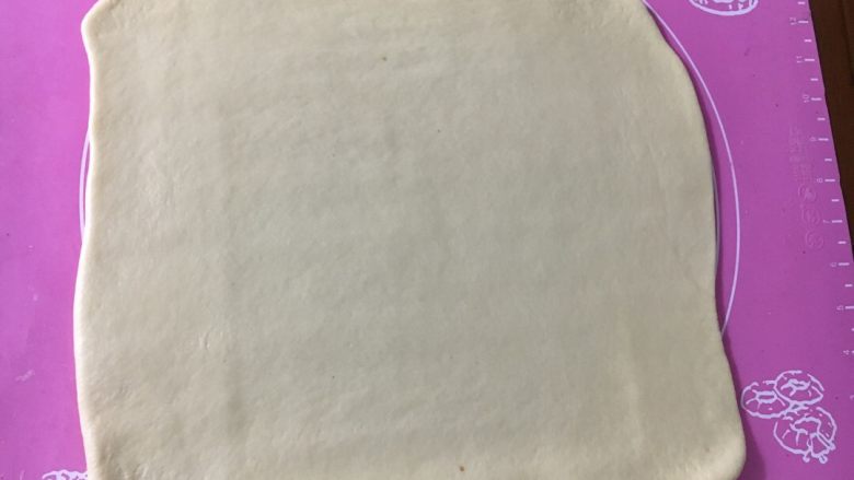 蛋糕夹芯面包,把面团擀开成方形