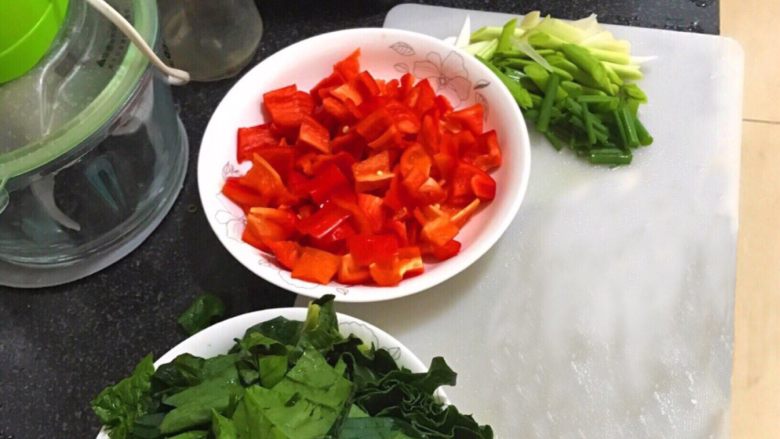 菠菜炒鸡蛋,菠菜切段,红辣椒切块,葱姜蒜切小段
