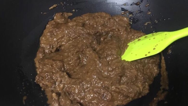 枣泥馅,用刮刀拌匀再开始炒,不要直接炒