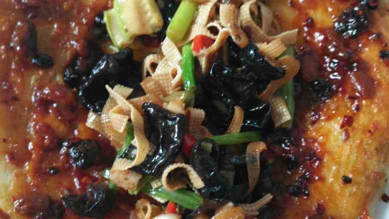 辣酱牛肉饼,依个人口味随意加一点配菜,土豆丝豆腐皮都可以或者生菜,我这个上顿剩了一点菜加里了。