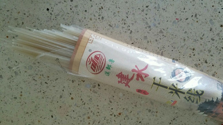 凉拌酸辣粉,我选的是干米线,也可以选择各种喜欢的粉
