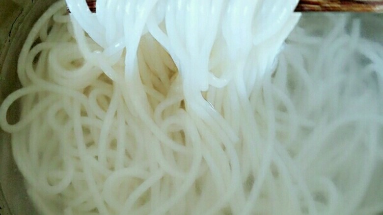 凉拌酸辣粉,凉水下锅,煮开沸腾两分钟关火闷三分钟,捞出放入凉水中
