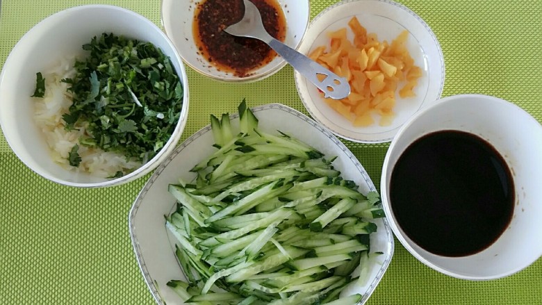 凉拌酸辣粉,用白糖 海鲜酱油 白醋 陈醋 调成汁,将切好的葱蒜<a style='color:red;display:inline-block;' href='/shicai/ 131'>香菜</a>黄瓜丝小萝卜块,放入碗中拌匀即可,可以加点辣椒油