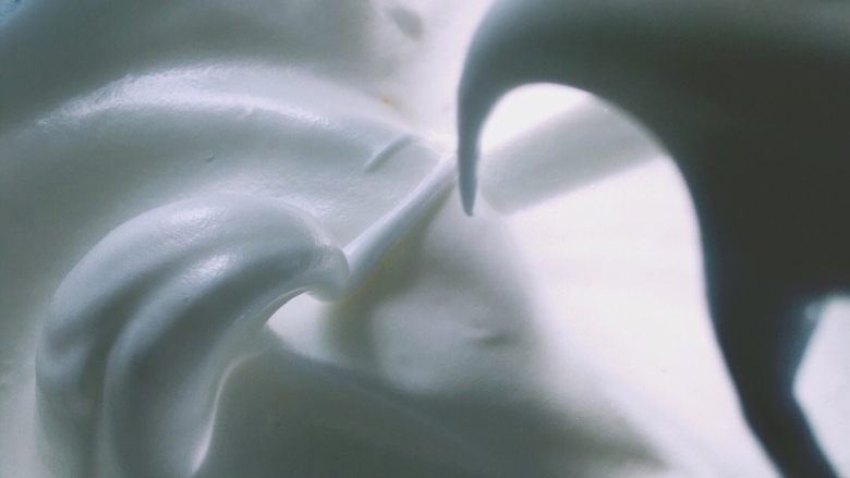 抹茶草莓奶油小蛋糕,蛋白高速打至鱼眼泡加第一次细砂糖,打至细泡加第二次细砂糖,打至细腻有轻微纹路时加第三次细砂糖打至提起蛋头有打弯钩状态即可