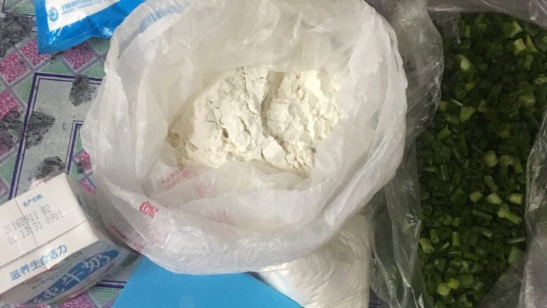 香葱苏打饼干,准备所有的材料