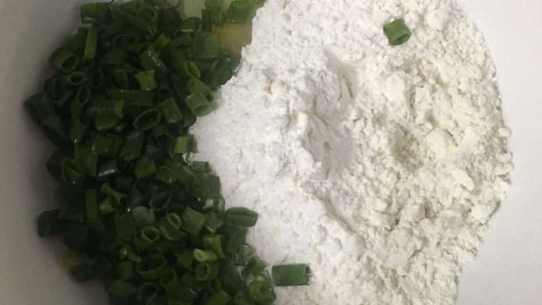 香葱苏打饼干,除牛奶酵母外其它所有的材料混合均匀