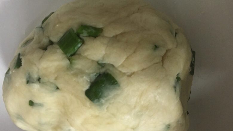 香葱苏打饼干,然后牛奶酵母加入面粉揉均匀,成面团,室温微微发酵半个小时