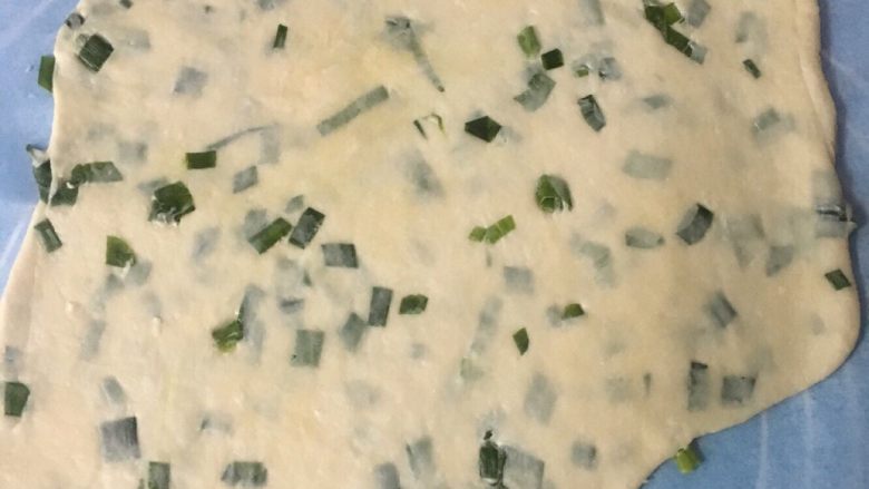 香葱苏打饼干,将静置的面团擀成薄片,约0.1cm的薄片