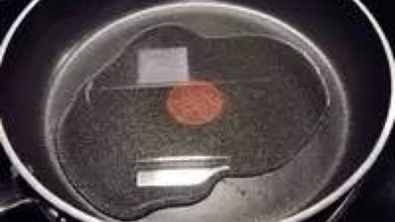 香煎嫩豆腐,往锅里倒入适量的油(这是煎豆腐!!!不是炸豆腐!!!所以油不用放太多的。)