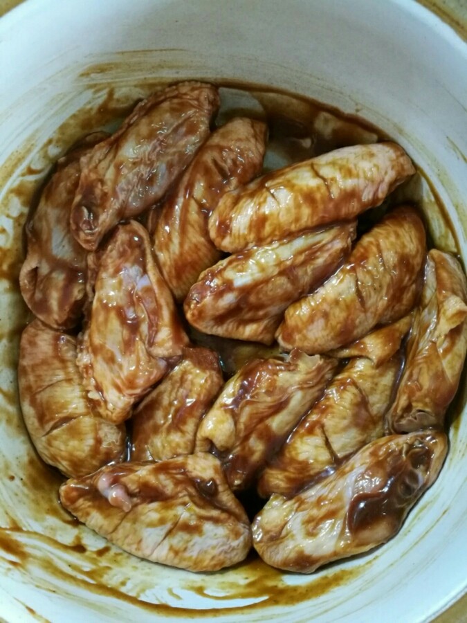 南瓜焖鸡翅（来自食谱，塔吉锅真的很牛，10分钟完全搞定）,提前用1大勺<a style='color:red;display:inline-block;' href='/shicai/ 211728'>柱侯酱</a>，2勺<a style='color:red;display:inline-block;' href='/shicai/ 721'>蚝油</a>，小半勺<a style='color:red;display:inline-block;' href='/shicai/ 762'>老抽</a>（不用太多，不然颜色会太重），2勺<a style='color:red;display:inline-block;' href='/shicai/ 788'>生抽</a>，再撒点白<a style='color:red;display:inline-block;' href='/shicai/ 10588'>糖</a>，然后盖上保鲜膜，放冰箱腌制一晚，可以使鸡翅很好地入味。