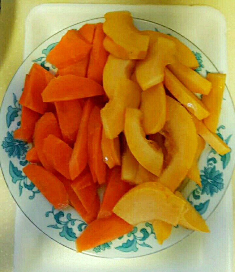 南瓜焖鸡翅（来自食谱，塔吉锅真的很牛，10分钟完全搞定）,等做时，把南瓜和<a style='color:red;display:inline-block;' href='/shicai/ 25'>胡萝卜</a>切厚点的片（太薄容易炖烂）