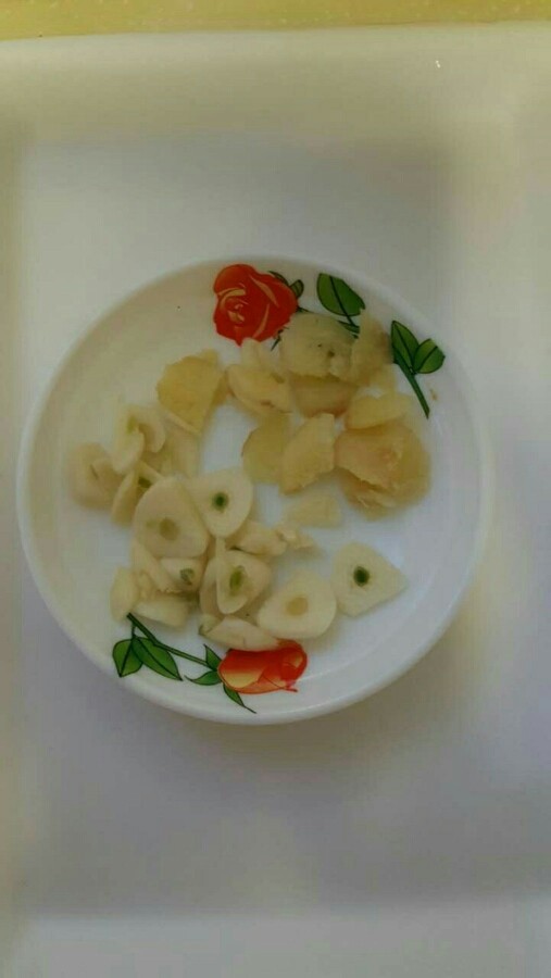 南瓜焖鸡翅（来自食谱，塔吉锅真的很牛，10分钟完全搞定）,再把<a style='color:red;display:inline-block;' href='/shicai/ 37'>姜</a>和蒜切片，备用。