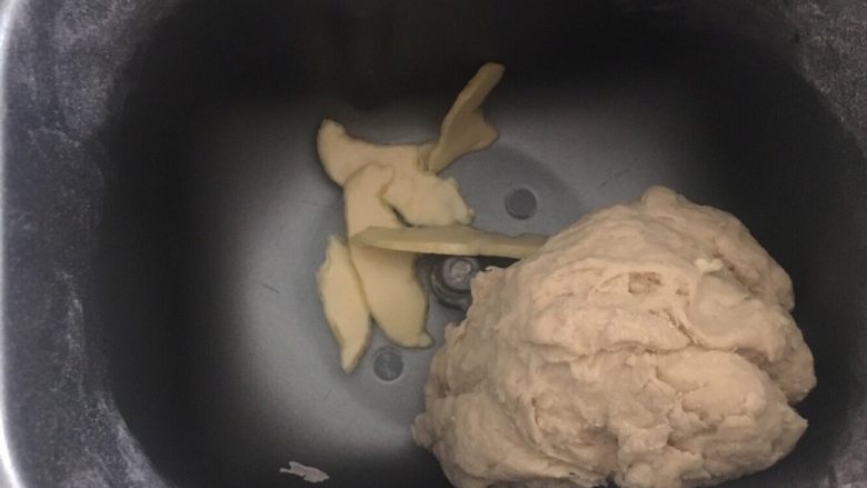 奶黄馅菠萝包,和面12分钟左右,面团光滑了,加入黄油,继续和面到程序结束,盖上面包机的盖发酵至两倍大