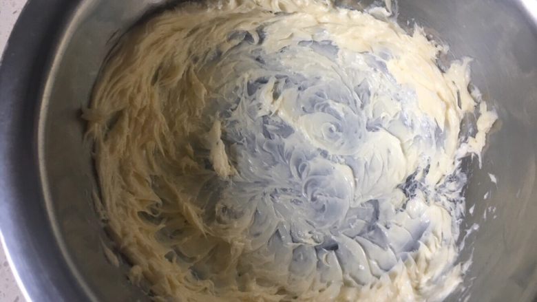 奶黄馅菠萝包,发酵的时候我们开始做菠萝皮,把黄油略微打发