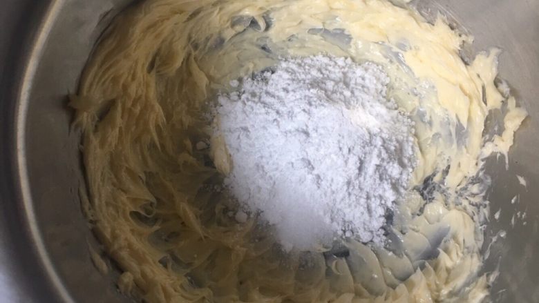 奶黄馅菠萝包,现在来做奶黄馅,黄油略微打发加入糖粉和盐继续打发至羽毛状