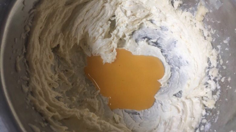奶黄馅菠萝包,分三次加入鸡蛋液,每次都是打到融合再加下一次
