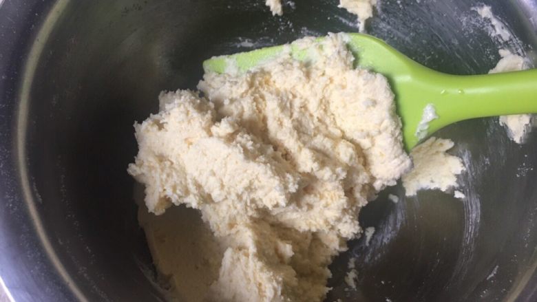 奶黄馅菠萝包,用刮刀拌匀,冷藏备用