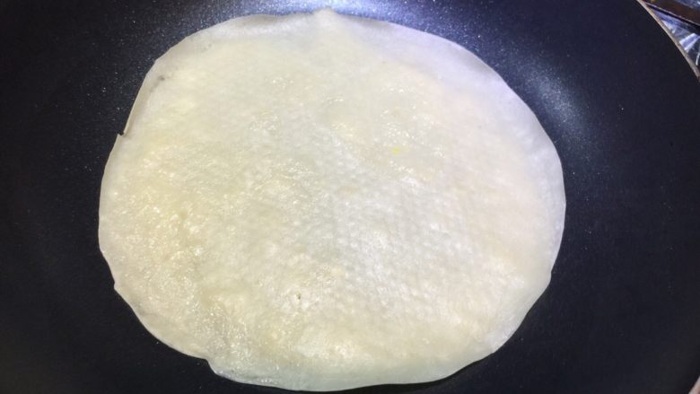 牛肉蒜苗卷饼,用平底锅将面皮烫好,面皮的厚度跟着自己喜欢而定,我喜欢薄点。😊