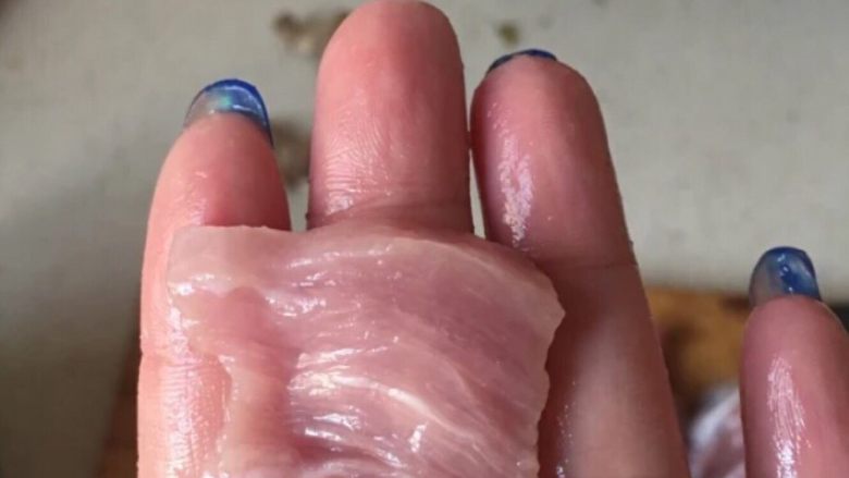 自制五香肉松(面包机版),把肉按照它的纹理顺丝切片