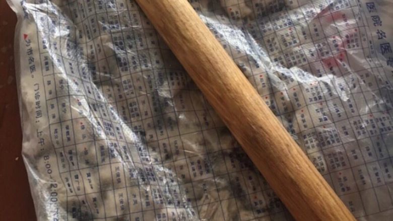 自制五香肉松(面包机版),放入塑料袋里用擀面杖敲打,敲成一丝一丝的