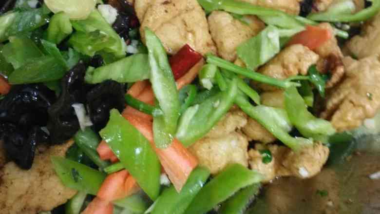 麻辣熘肉段,锅留底油,加一点盐和麻油,把葱姜蒜和干辣椒先放里爆香,加一点五香粉,再把配菜和肉段放里一起翻炒均匀