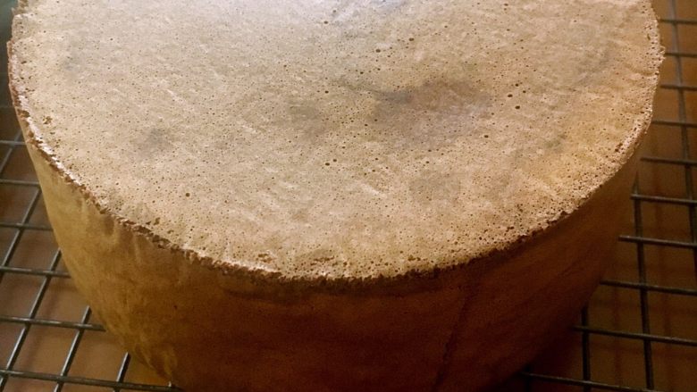 水果奶油蛋糕,烤箱预热160度30至35分钟,出炉后倒扣去除油纸晾凉