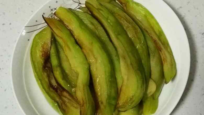 家常酱茄子,当茄子基本透明不发白,并且已经松软了,说明已基本煎熟,关火。