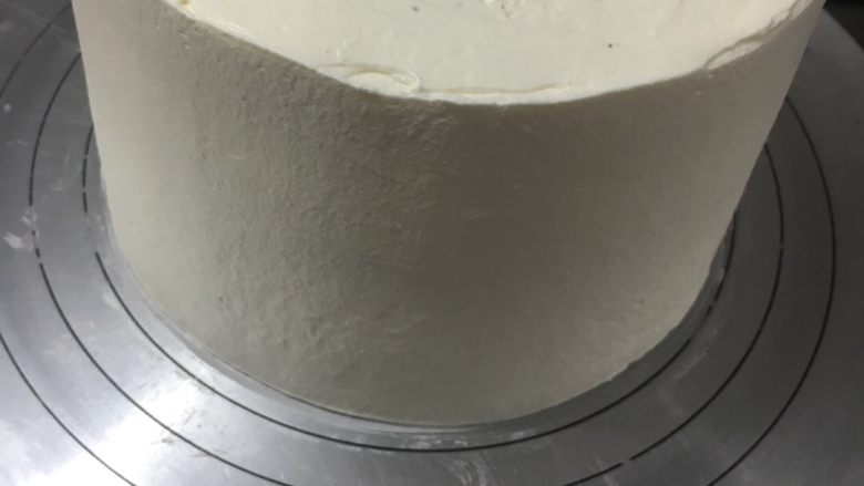 水果奶油蛋糕,表面反正要装饰水果,也就懒得抹平了
其实是想掩盖我不太会抹平表面的事实,^_^
嘘~~