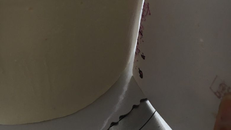 水果奶油蛋糕,还是轻轻靠在蛋糕壁上,成45度角刮几圈