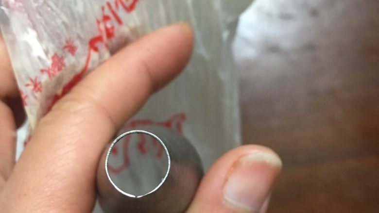 水果奶油蛋糕,接着再使用中号的圆形花嘴