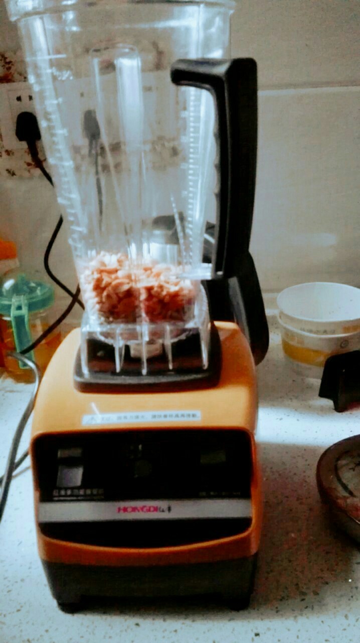 花生葵花籽汤圆,将葵花籽和花生放入料理机打碎,喜欢有嚼头的可以打的粗一些
